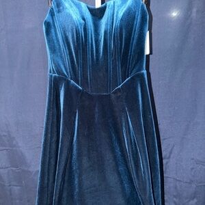 Chic Strapless Velvet Dress in turquoise